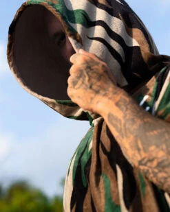 LEUS SKETCHY TANK ORIGINAL ECO PONCHO -Wave Rider Shop leus ponchotowel sketchytank close up 00530.1673632273