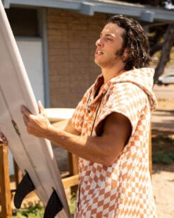 LEUS TERRACOTTA PONCHO - LARGE (EX) 15 LEUS TERRACOTTA PONCHO - LARGE (EX) -Wave Rider Shop leus proponcho terracotta lifestyle1 95793.1691177164