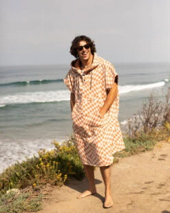 LEUS TERRACOTTA PONCHO - LARGE (EX) 16 LEUS TERRACOTTA PONCHO - LARGE (EX) -Wave Rider Shop leus proponcho terracotta lifestyle2 55222.1691177165