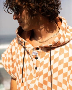 LEUS TERRACOTTA PONCHO - LARGE (EX) 17 LEUS TERRACOTTA PONCHO - LARGE (EX) -Wave Rider Shop leus proponcho terracotta lifestyle3 52884.1691177166