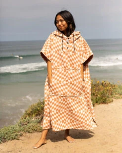 LEUS TERRACOTTA PONCHO - LARGE (EX) 18 LEUS TERRACOTTA PONCHO - LARGE (EX) -Wave Rider Shop leus proponcho terracotta lifestyle4 01891.1691177167