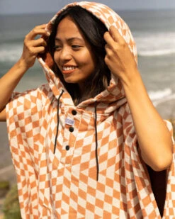 LEUS TERRACOTTA PONCHO - LARGE (EX) 19 LEUS TERRACOTTA PONCHO - LARGE (EX) -Wave Rider Shop leus proponcho terracotta lifestyle5 32381.1691177167